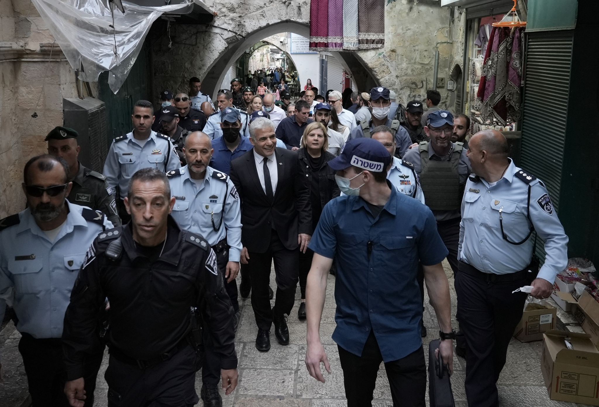 שר החוץ יאיר לפיד ערך סיור בשער שכם: "גאה במי ששומר עלינו"