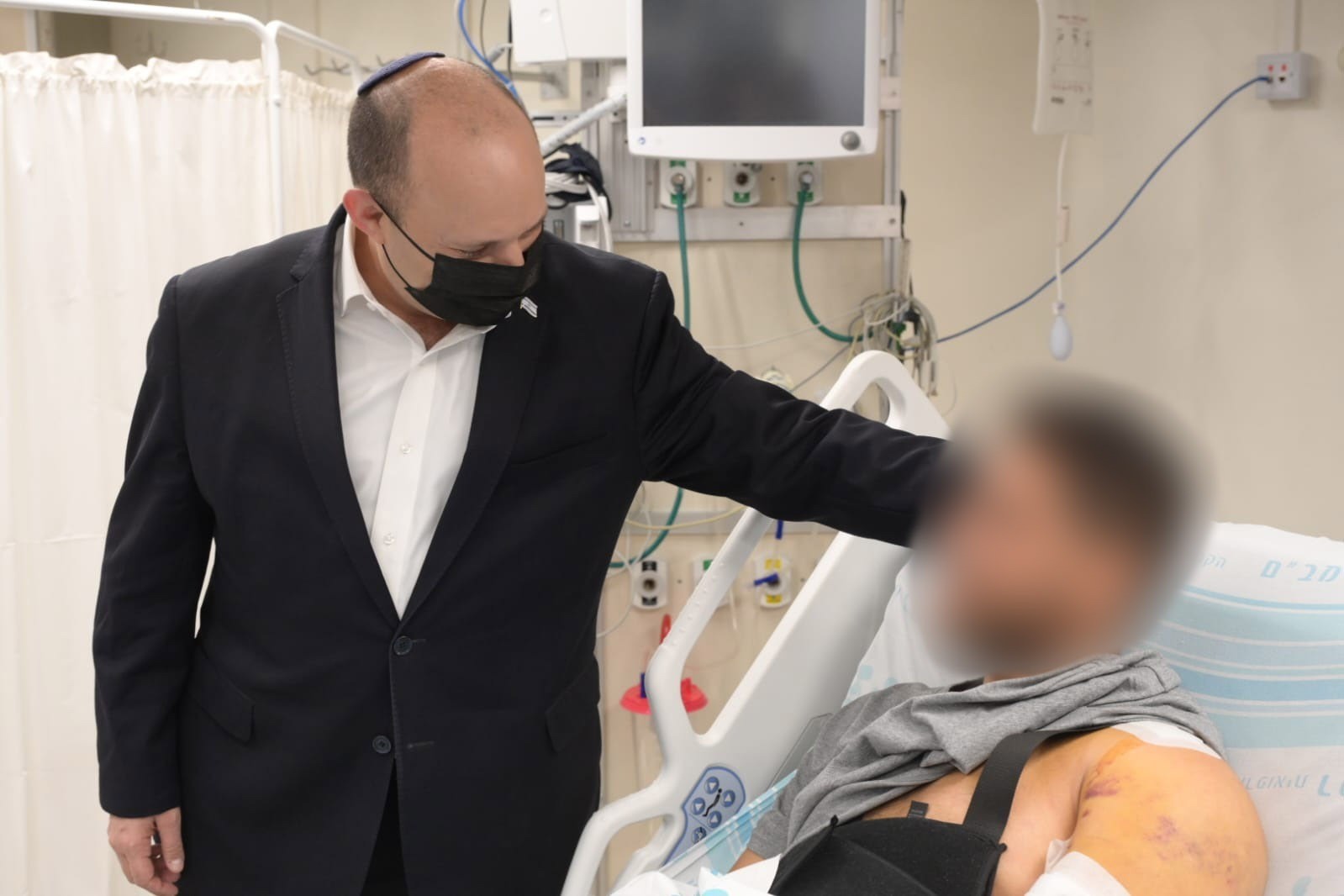 נפתלי בנט ביקר את החיילים שנפצעו בג'נין: "אמיצים ונחושים"