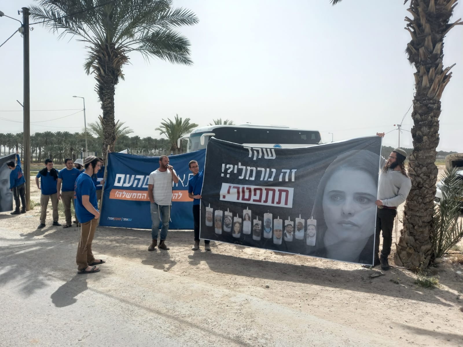 השרה שקד הגיעה לביקור - פעילי הימין חיכו לה במקום | צפו