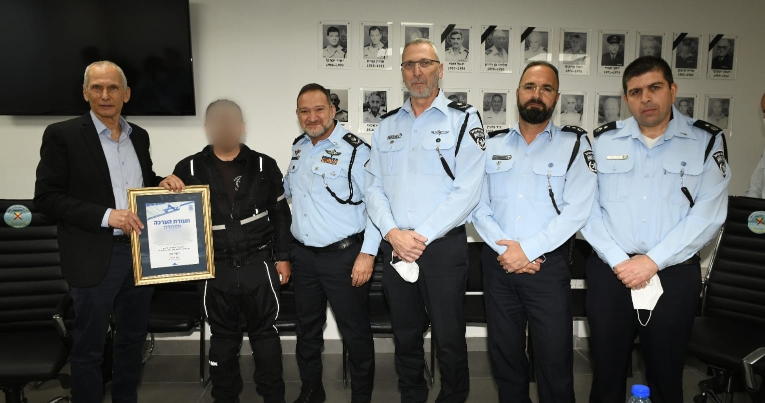 שר הבט"פ העניק תעודת הוקרה לשוטר שחיסל את המחבל בבני ברק