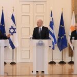 לפיד באתונה: "הרוסים ביצעו פשעי מלחמה נגד אזרחים חסרי מגן"