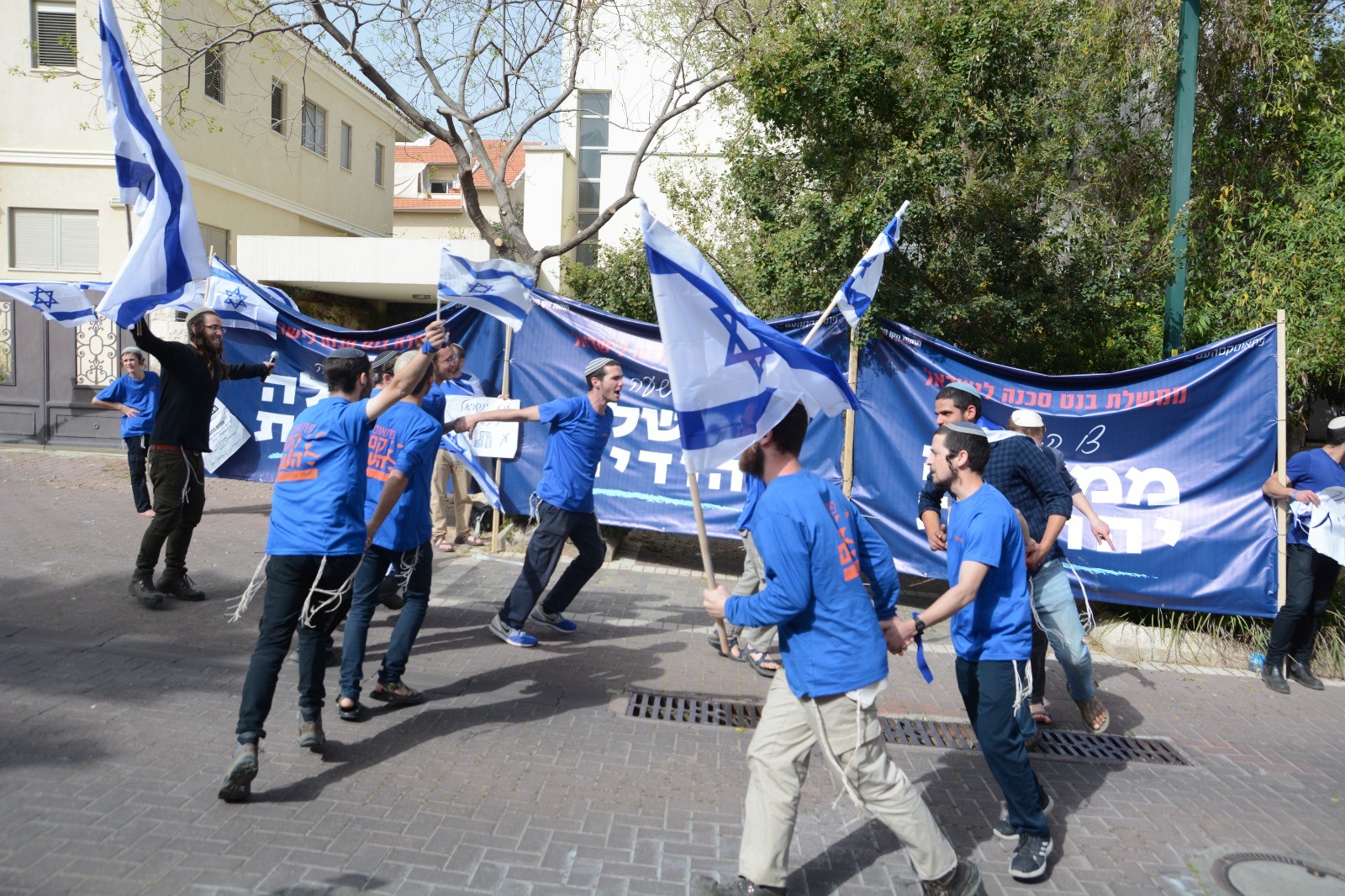 חגיגות פעילי ימין מול ביתה של ח"כ סילמן | תיעוד