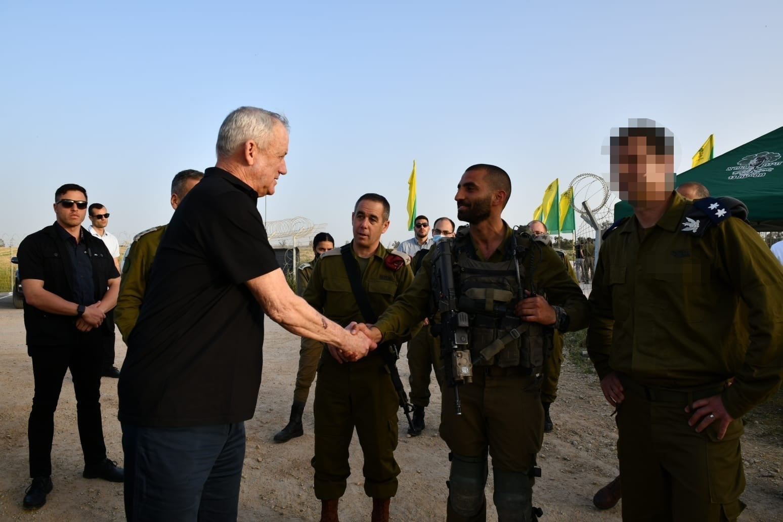 גנץ עם חיילי צה"ל בסיור, היום. צילום: אריאל חרמוני / משרד הביטחון