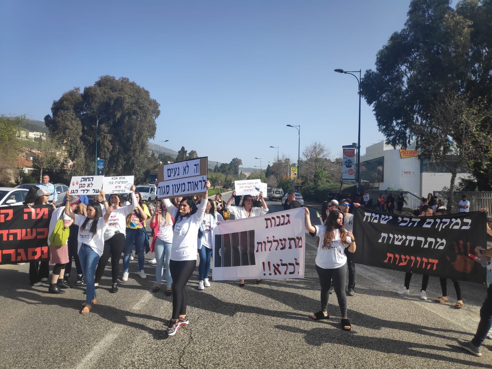 ההורים מפגינים נגד הגננות