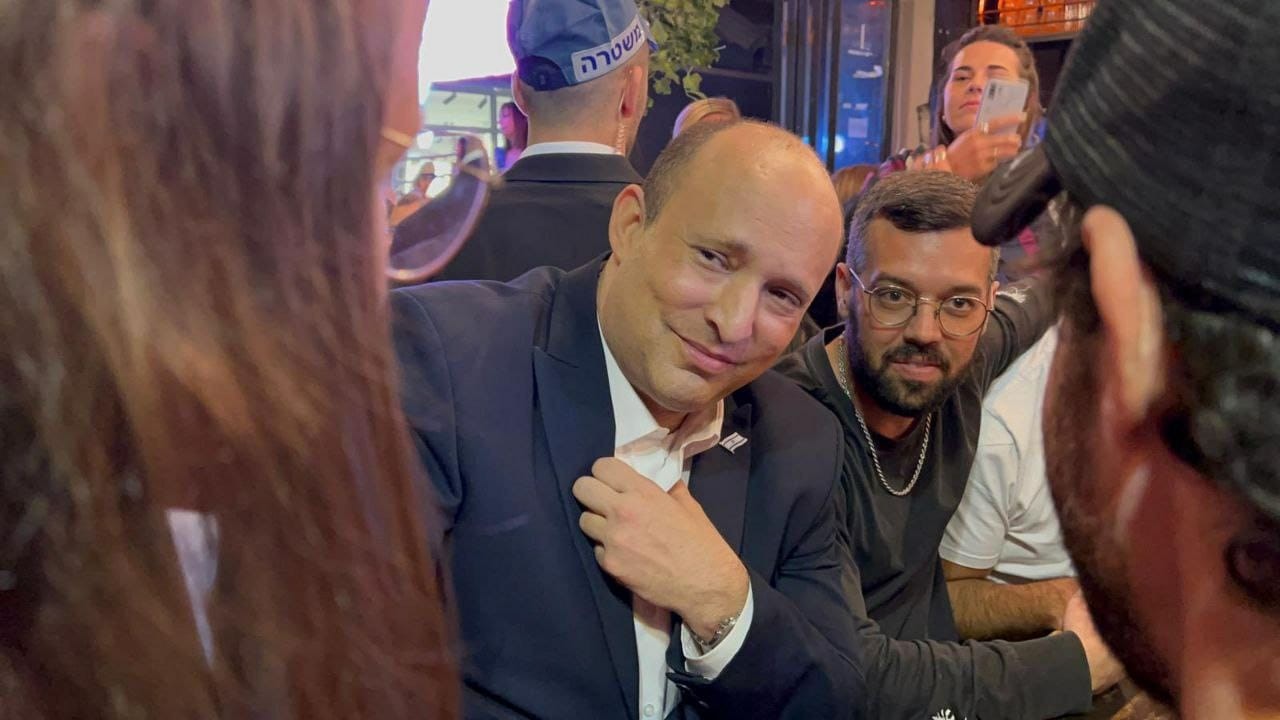 ביקור בנט בבר בתל אביב: "המשפחות עדיין בשבעה, חוסר רגישות"