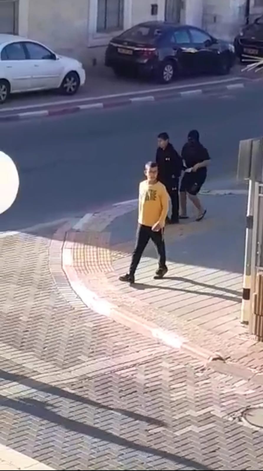 לאור יום: אבן נזרקה לתוך מרפסת של בית יהודי ברמלה | תיעוד