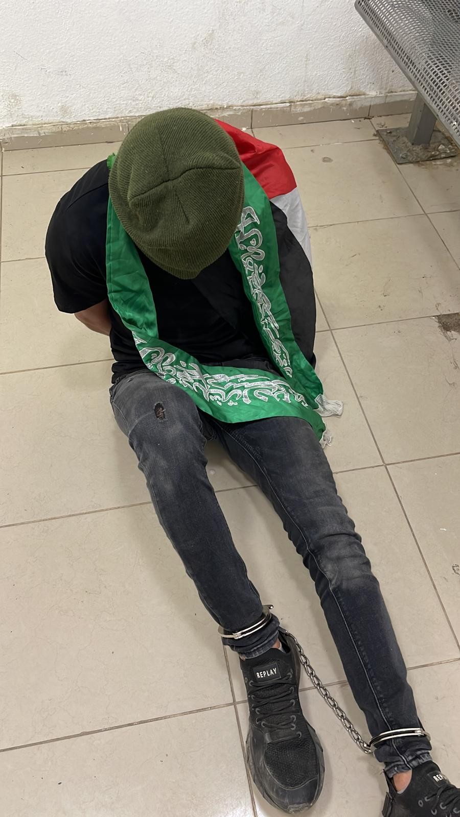 ערבים התפרעו בטייבה, צעיר בן 16 נעצר כשהוא עטוף בדגלי החמאס