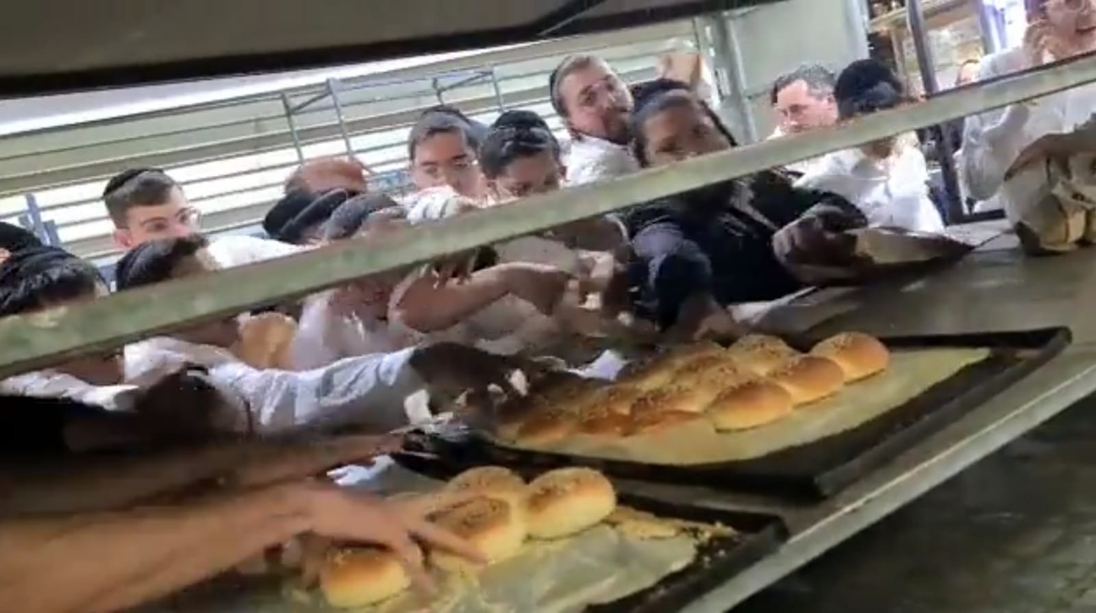 לחמניות במוצאי פסח. שימוש לפי סעיף 27א'