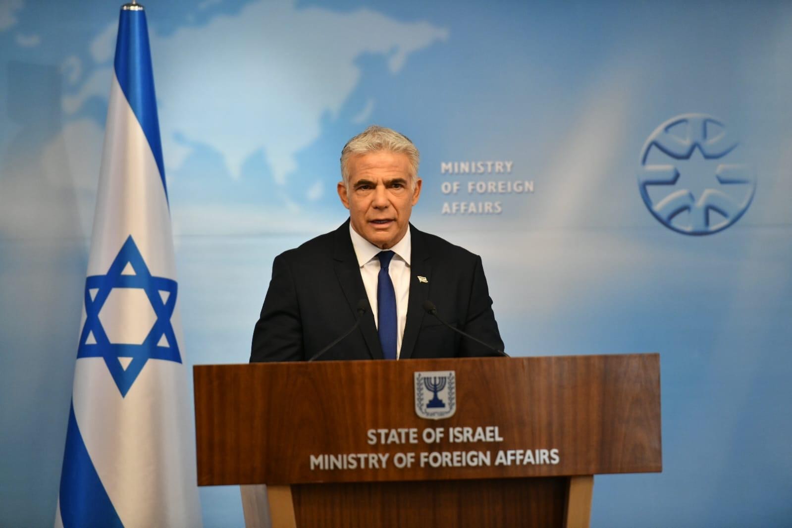 "טרוריסטים ניסו לחטוף את אל אקצא": לפיד תדרך עיתונאים זרים