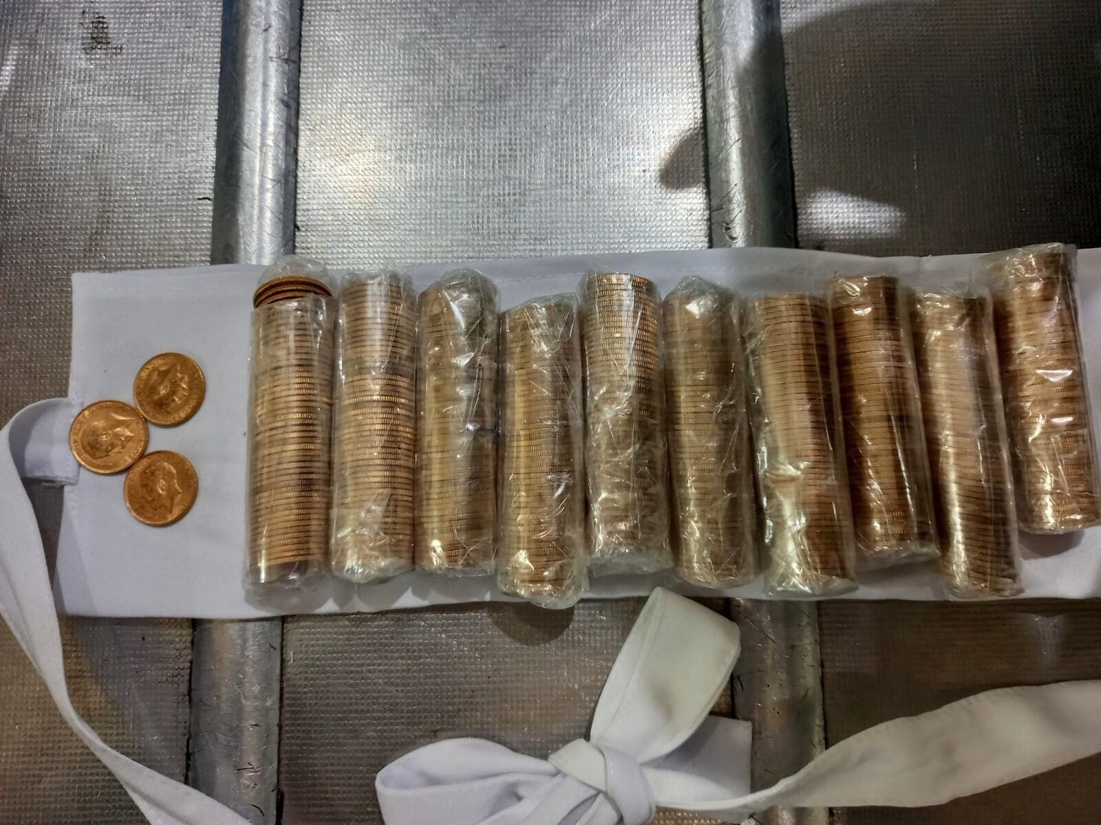 בשווי 2 מיליון שקל: ניסו להבריח מטבעות זהב לארץ בדרך הזויה