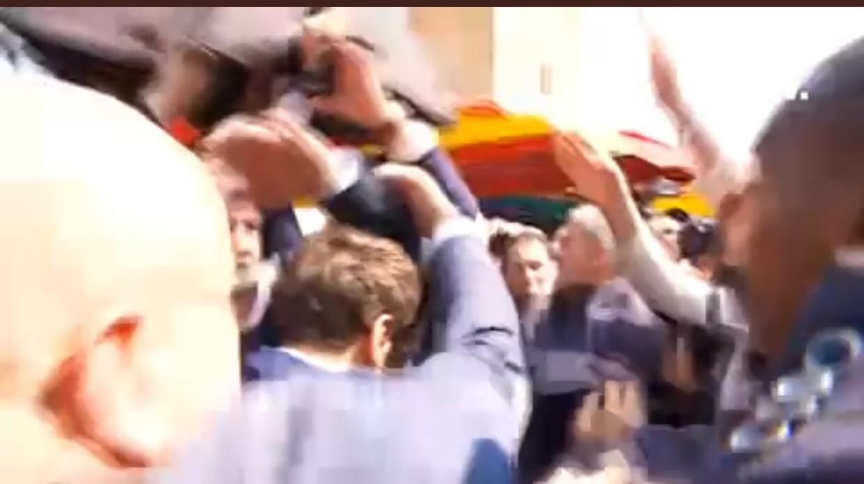 תיעוד מהשוק: עגבניות נזרקו לעבר נשיא צרפת מקרון | צפו
