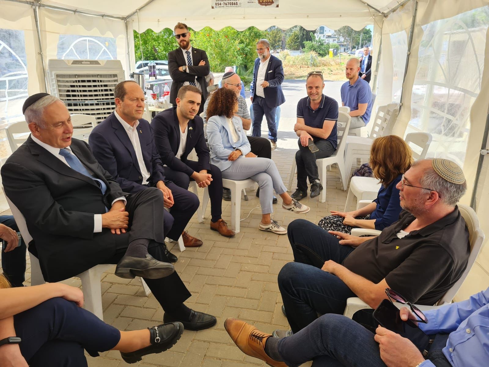 כיבד את זכר אמו: נתניהו הגיע לניחום אבלים אצל ניר אורבך