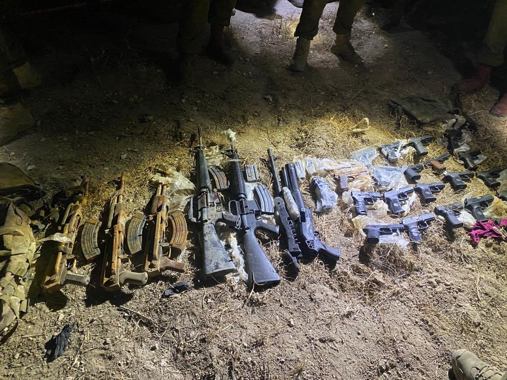 אקדחים, רובים ומחסניות: סוכלה הברחת נשק גדולה בגבול ירדן