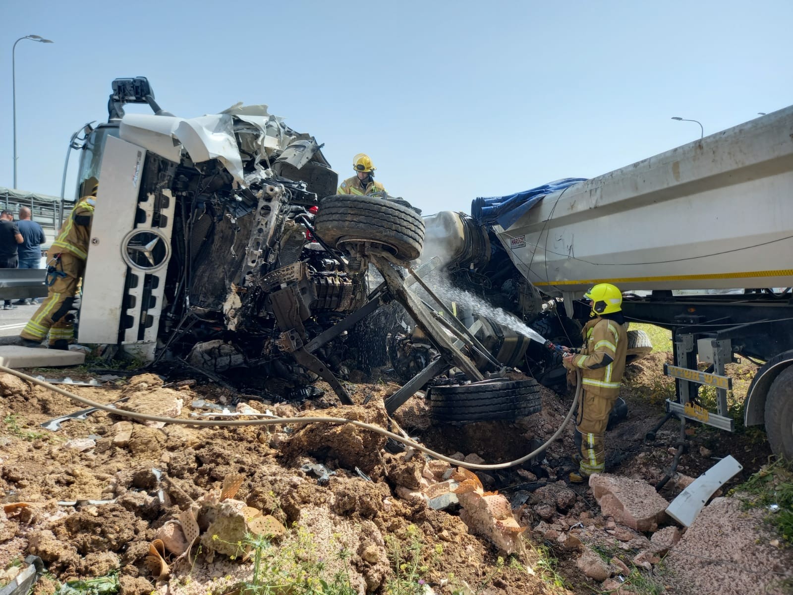 קשה לצפייה: נהג משאית נהרג כתוצאה מנפילתה ממחלף | תיעוד