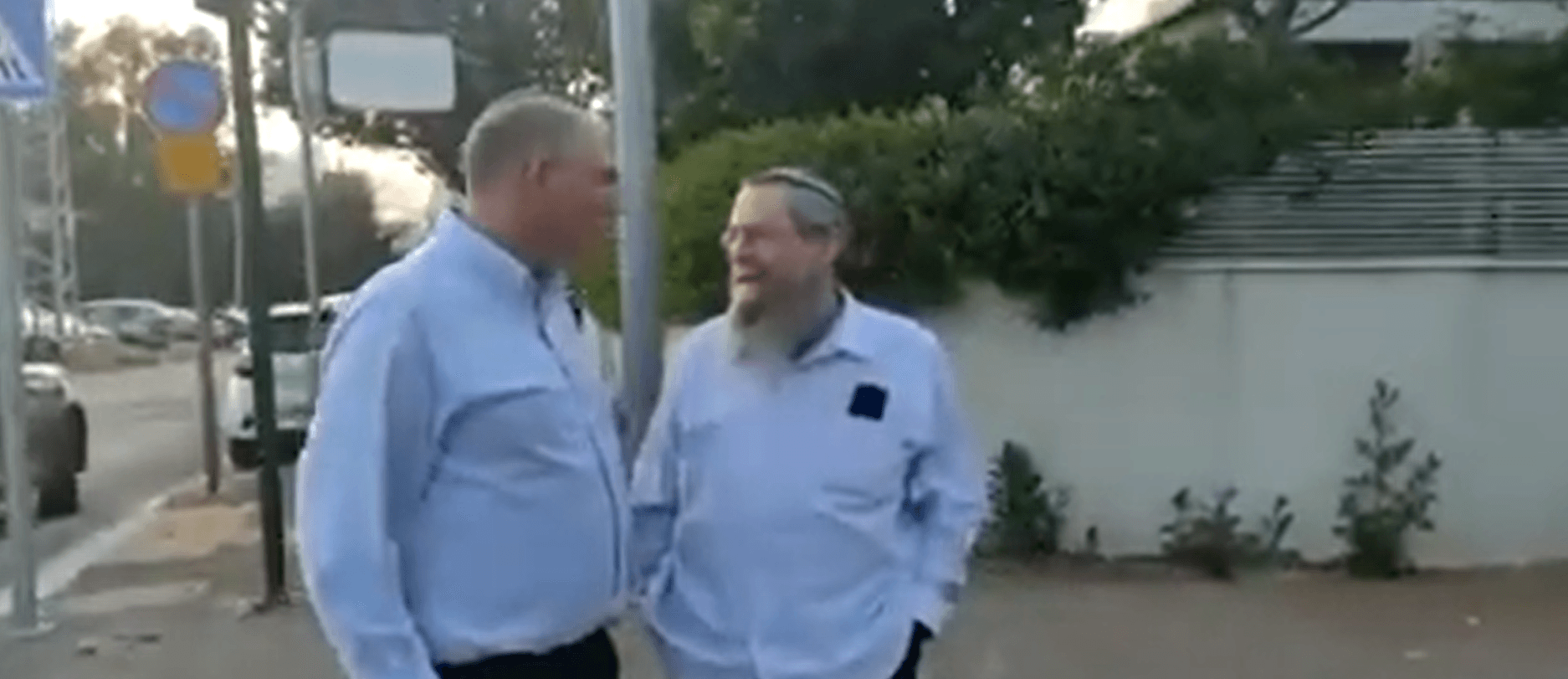 יפרוש? ח"כ אבי מעוז שוחח עם ניר אורבך מתחת ביתו | צפו