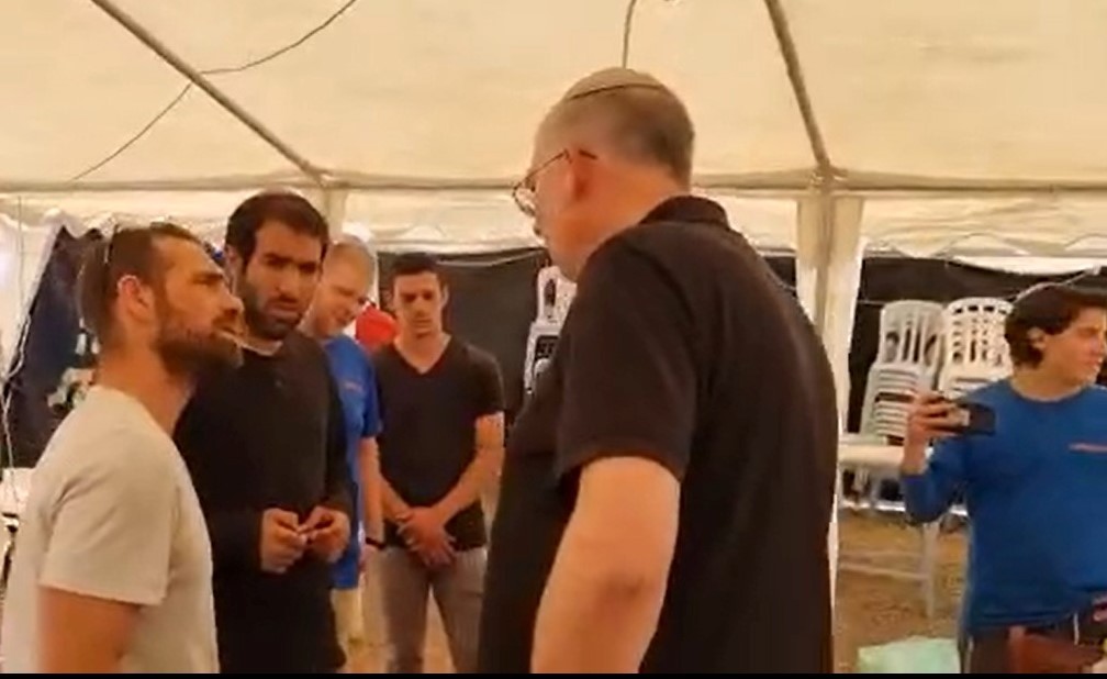 "אני במקום מורכב": ניר אורבך תועד בשיחה עם המפגינים | צפו