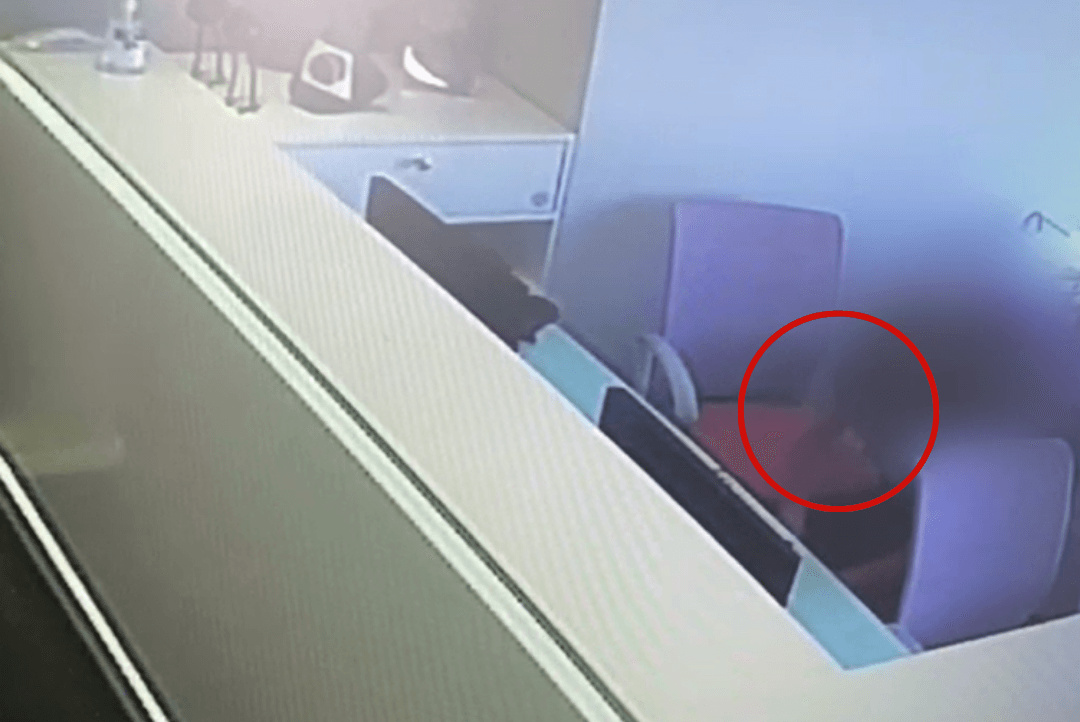 גנב פריטים אישיים 7 פעמים מבניין משרדים ברמת גן | צפו
