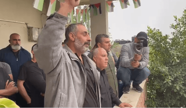 אב המחבל חגג עם ההמון בג'נין: "לא רוצים הקלות או רגיעה"