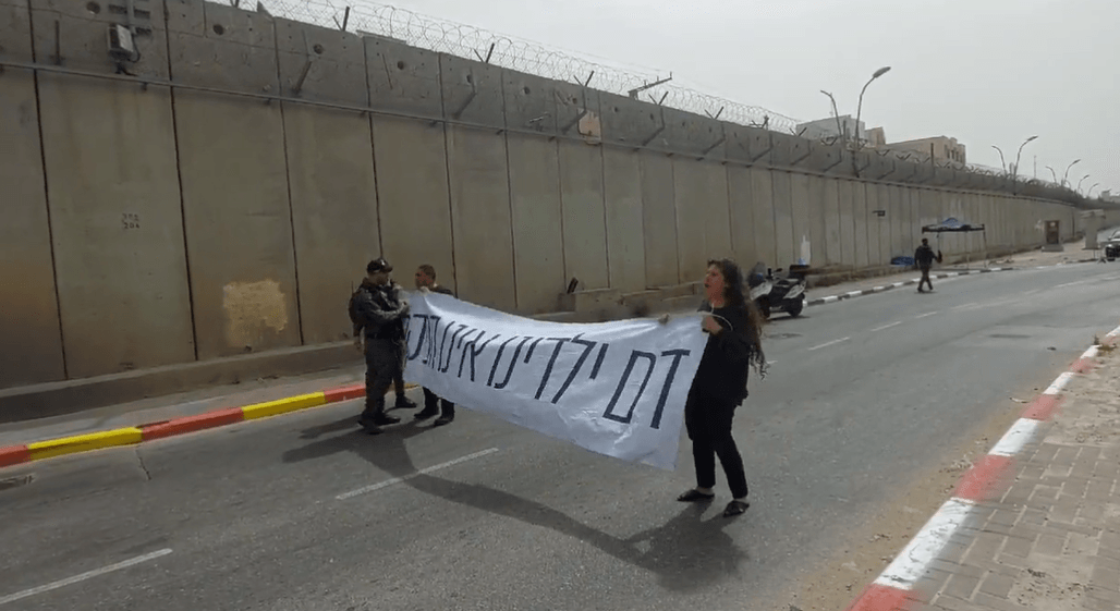 ההורים השכולים חסמו את מעבר קלנדיה: "לא יכולנו לשתוק" | צפו