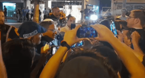 "בן גביר, באת לעשות שמח?": עוברי אורח בזירה לעגו לח"כ | צפו