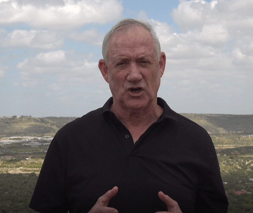 גנץ: "יש מי שמחזיקים בידיהם אבנים ובקת"בים במקום ספרי קודש"