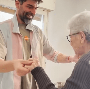 צפו: הזמר רותם כהן וניצולת שואה פצחו בריקוד זוגי