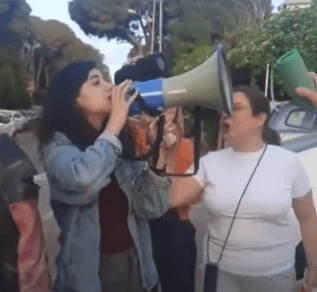 לזה הם לא ציפו: שכניה של פרייס הכינו "הפתעה" למפגינה | צפו