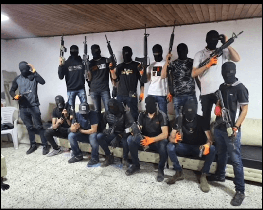תיעוד מפחיד: רעולי פנים עם רובים מעבירים מסר למשפחות ברהט