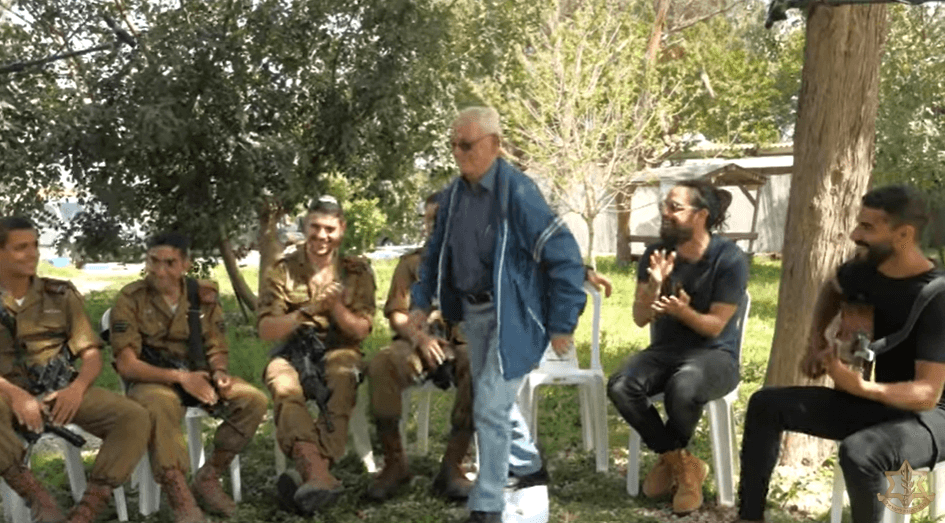 ניצול השואה, הנכד הלוחם והזמר המפורסם התאחדו למפגש מרגש | תיעוד