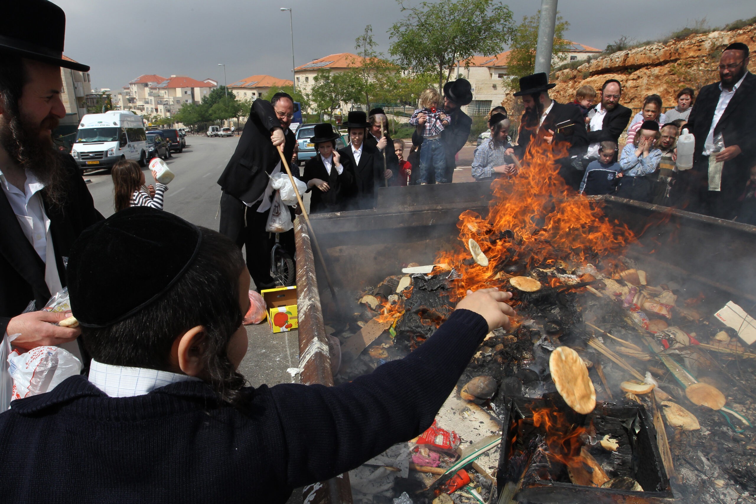 פסח במוצ"ש: זמני בדיקה, ביעור ומכירת חמץ - והלכות מיוחדות