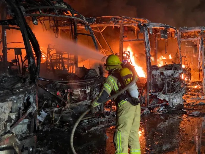 האוטובוסים שעלו באש. צילום: דוברות כבאות והצלה