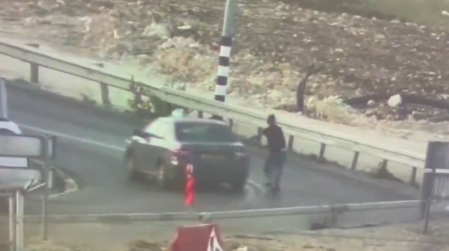 משליך בלוק, מנסה לפתוח את הדלתות ונורה | תיעוד ניסיון הפיגוע סמוך לבית אל