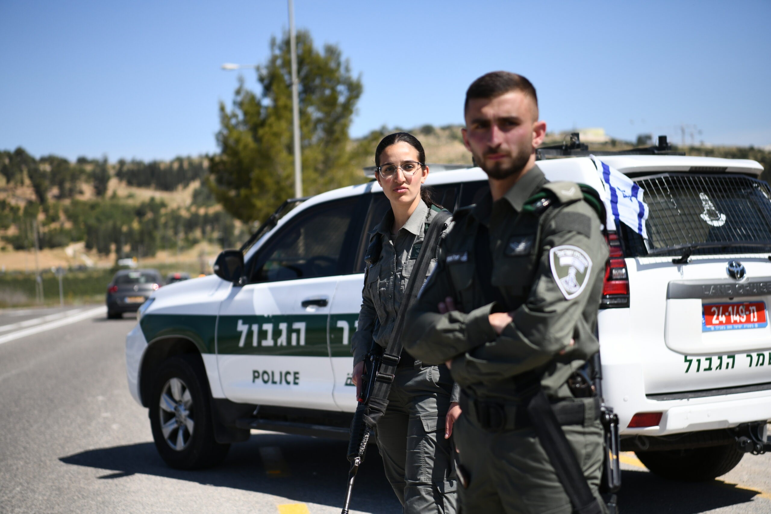 מחבל פרץ מחסום משטרה בצומת עפרה ונמלט; שוטר נפצע קל מירי כוחותינו