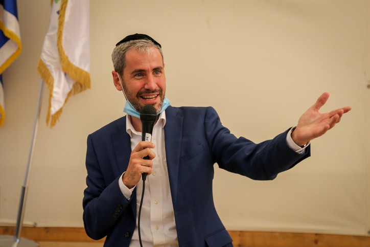 צפו: נתקעתם עם פנצ'ר בצד הדרך? יש חבר כנסת שיעזור לכם