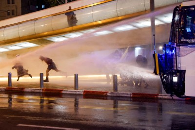 מרתיח: מכתזית הטיחה לרצפה בני זוג מבוגרים - ללא סיבה