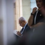 פילבר בעדות דרמטית ושאלות על הפגישה | יום סוער במשפט נתניהו