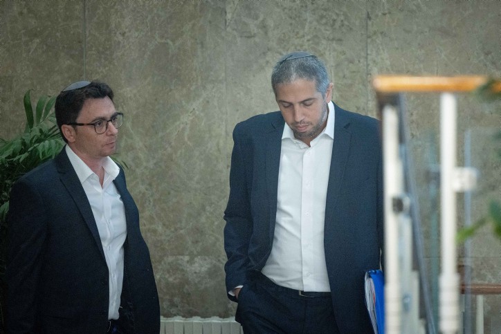 טל גן צבי יחד עם מנכ"ל משרד ראש הממשלה יאיר פינס. צילום: יונתן זינדל, פלאש 90