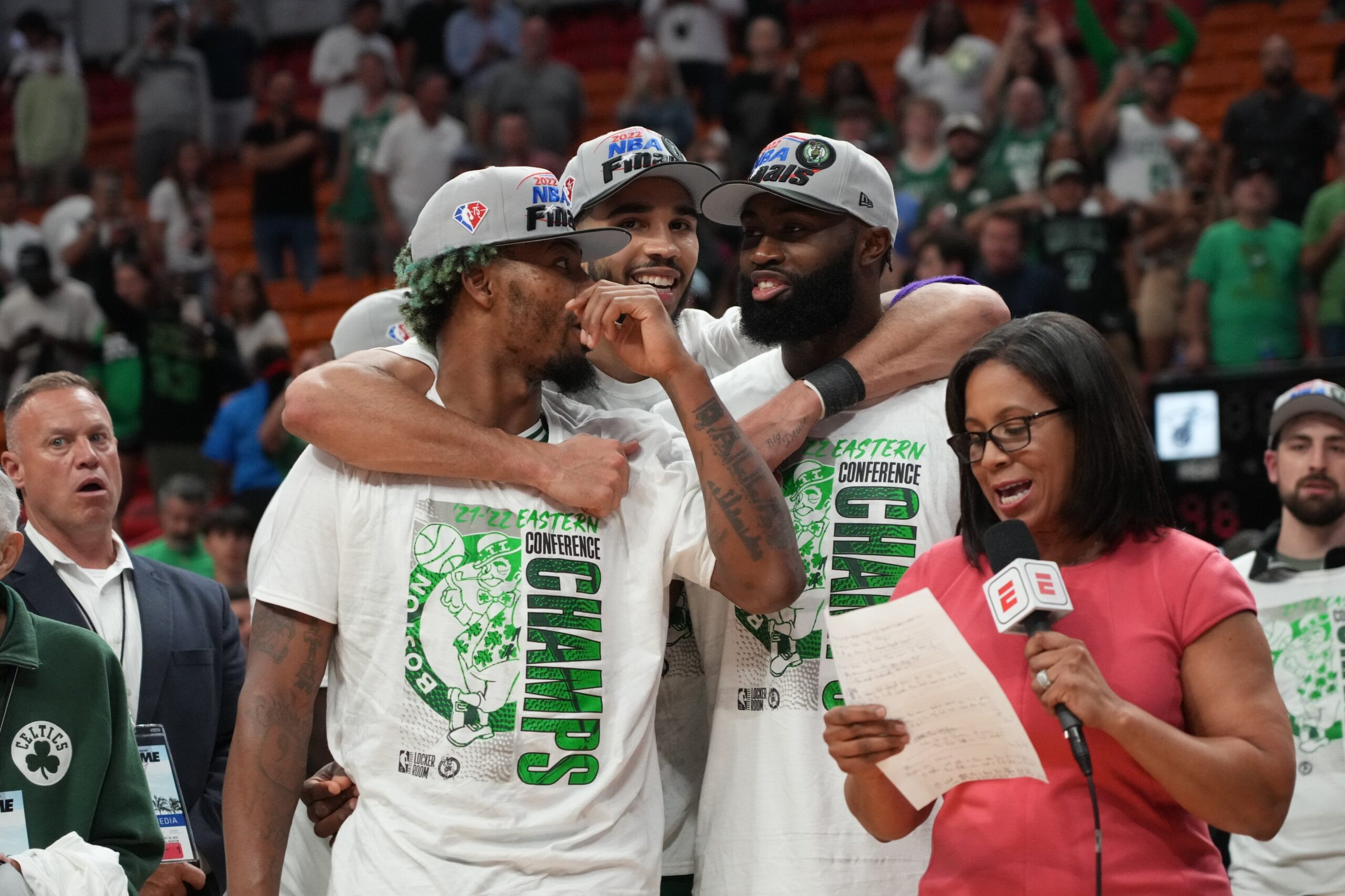 שבע בום: בוסטון הדהימה במיאמי ועלתה לגמר ה-NBA