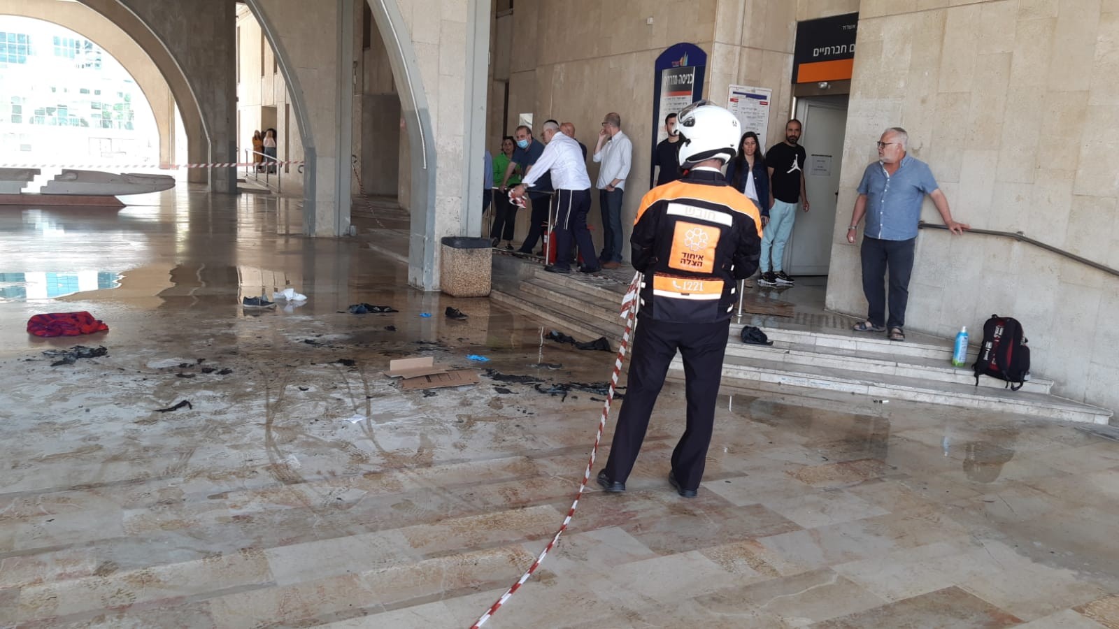 גבר כבן 50 הצית עצמו בכניסה לעיריית אשדוד - מצבו קשה