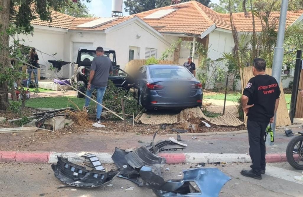 רכב וטרקטורון התנגשו אחד בשני - ונכנסו לחצר בית | תיעוד