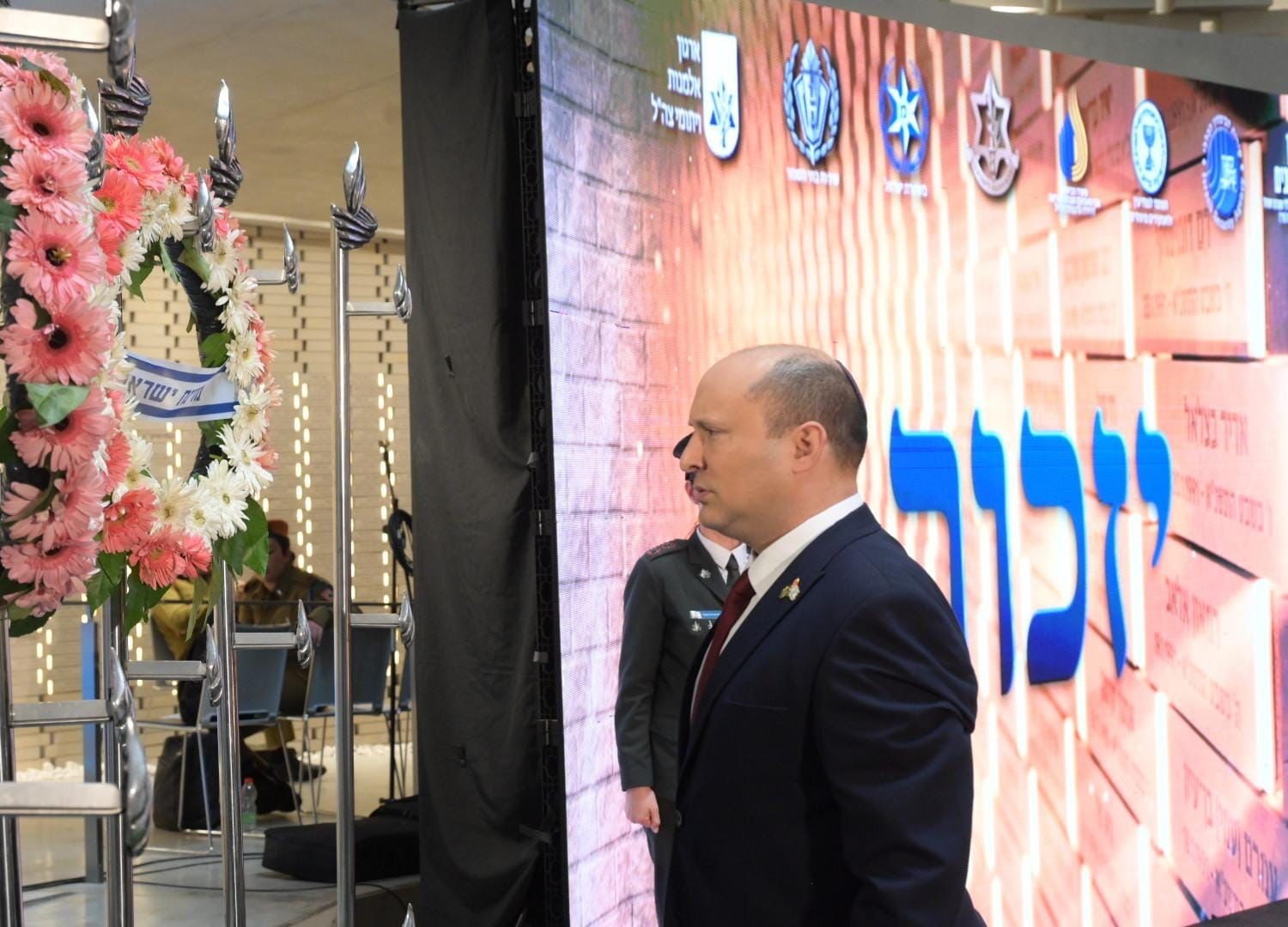 האם השכולה נטשה את האולם בזמן נאום בנט | תיעוד