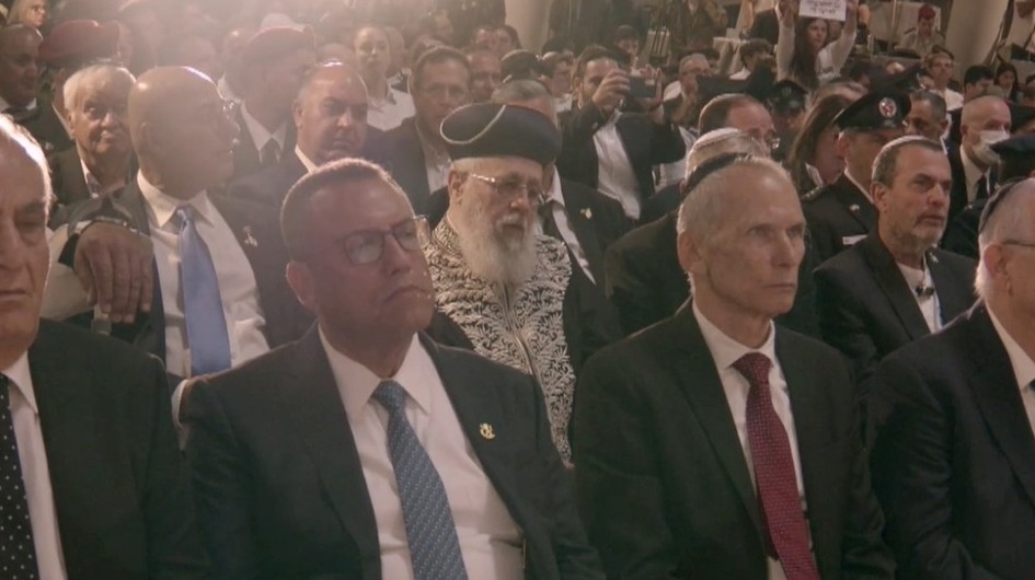 מבוכה: בנט מזכיר את כל מכובדי הטקס ומתעלם מהרב הראשי | צפו