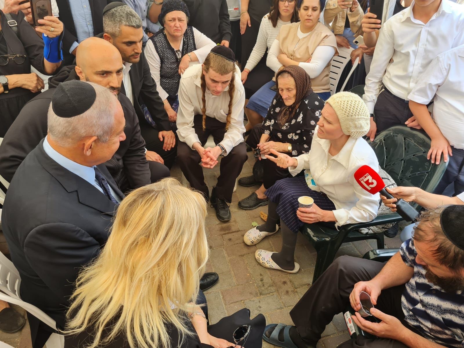 בנימין נתניהו ורעייתו בניחום אבלים בבית המשפחה.