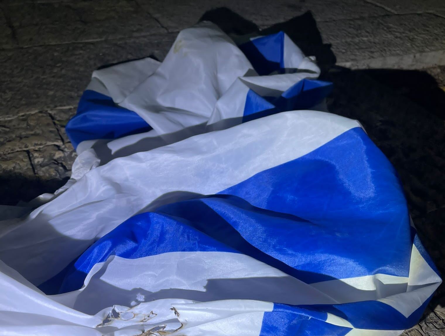 בליל יום הזיכרון: שני ערבים תלשו דגלי ישראל וניסו להציתם