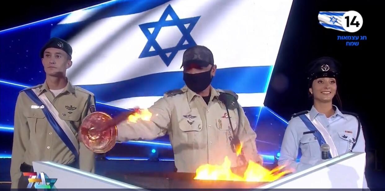 מפקד ימ"מ משיא משואה עם מסיכה על פניו: "לכבוד הלוחמים"