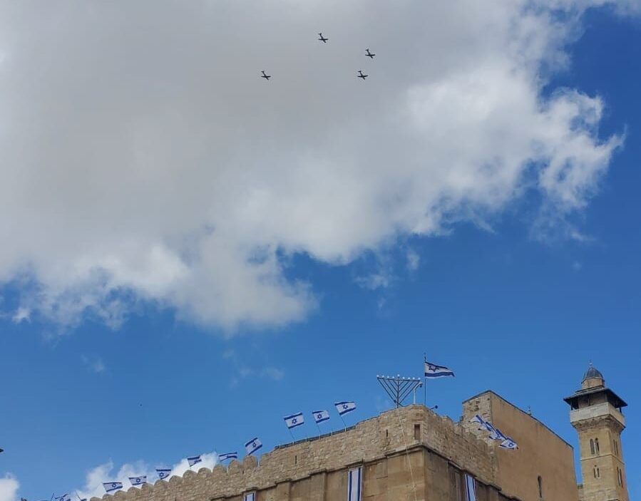 מטס יום העצמאות עבר לראשונה מעל קריית ארבע ומערת המכפלה