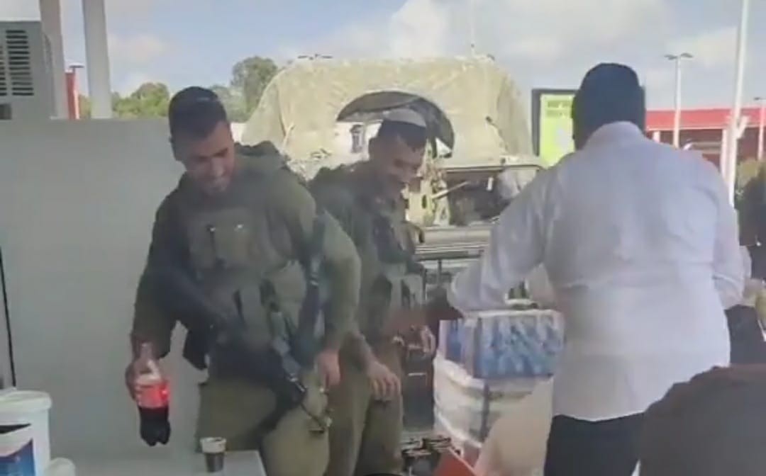 חרדי נתקל בחיילים ביום העצמאות, זה מה שהוא עשה להם | צפו