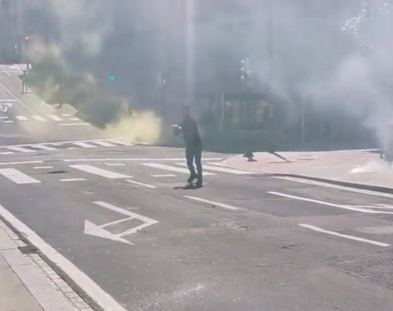 אוהדי הפועל חולון בעימות מול מפגינים פרו פלסטינים. צילום מסך