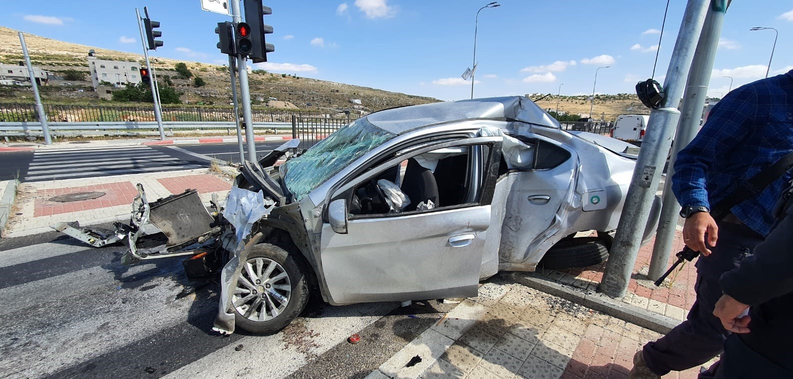תיעוד מבהיל: נהג ערבי חצה צומת באור אדום ופגע במשפחה יהודית