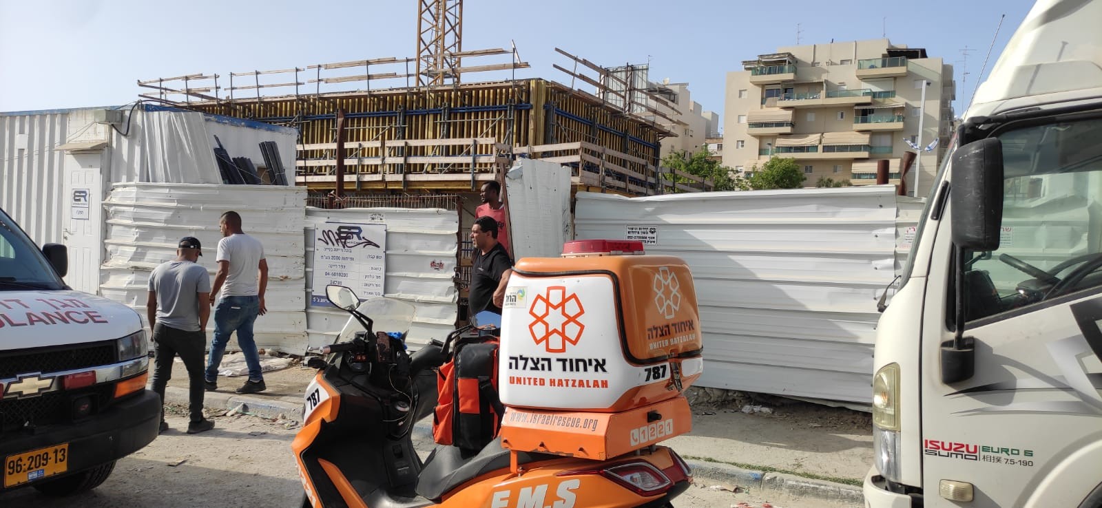 מפחיד: שיפוד ננעץ בצווארו של פועל בניין בבת ים - מצבו קשה